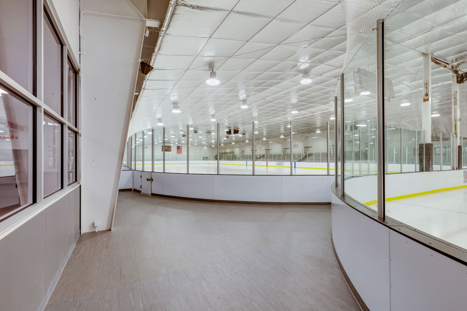 Observation area between rink and lobby